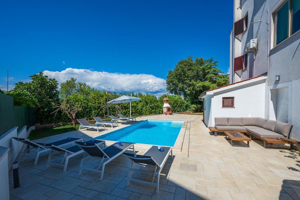 Big Swimming Pool Apartment Monvidal Pula Ngoại thất bức ảnh